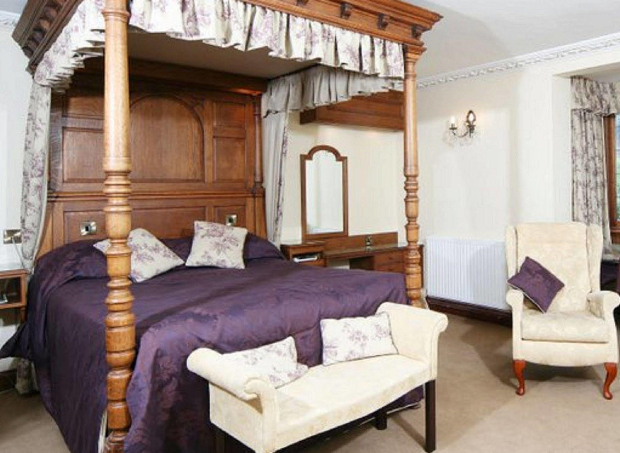 Hotel The Feathers